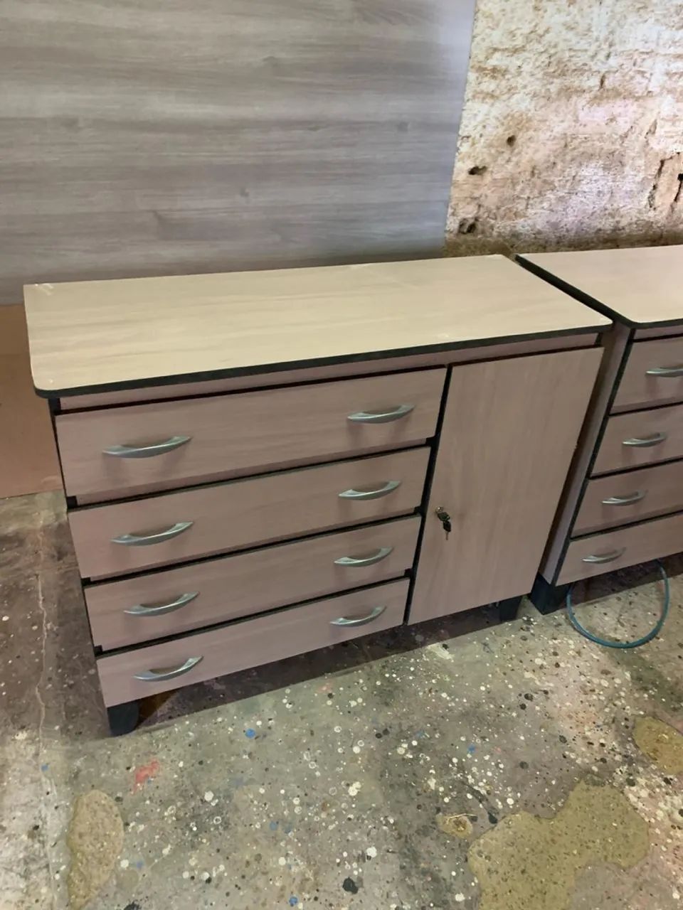 CÔMODA de 4 gavetas com porta