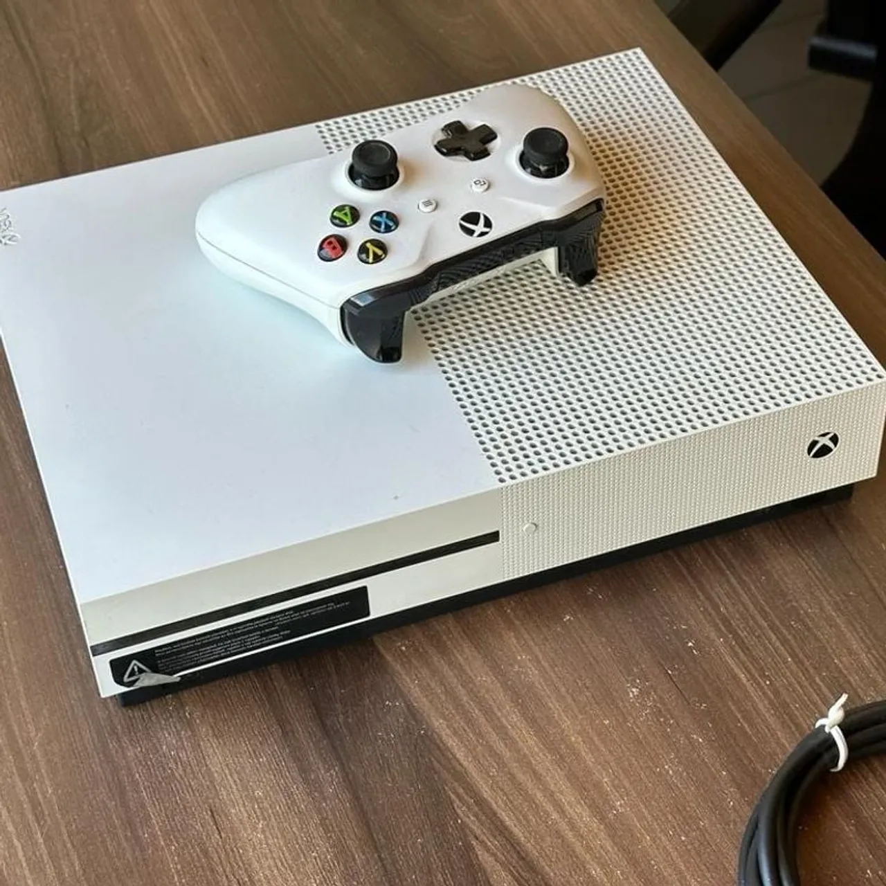 Xbox One S com Controle e Cabos - Perfeito para Jogar!