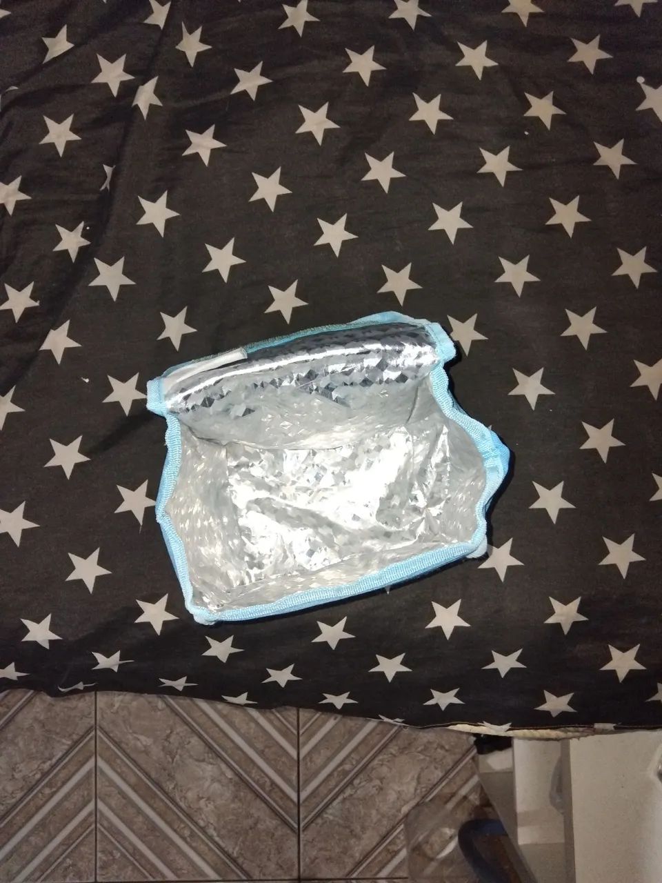 Bolsa térmica azul com flores - ideal para lanches! - Foto 4