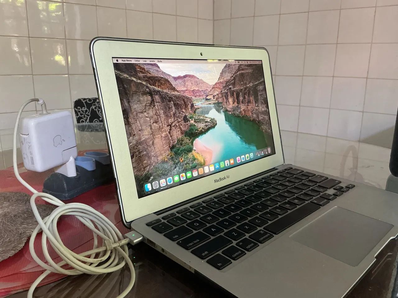 MacBook Air 13インチ Sequoia 2012 ジャンク MacBook Air 13インチ Sequoia 2012 ジャンク macOS Sequoia on a 2012