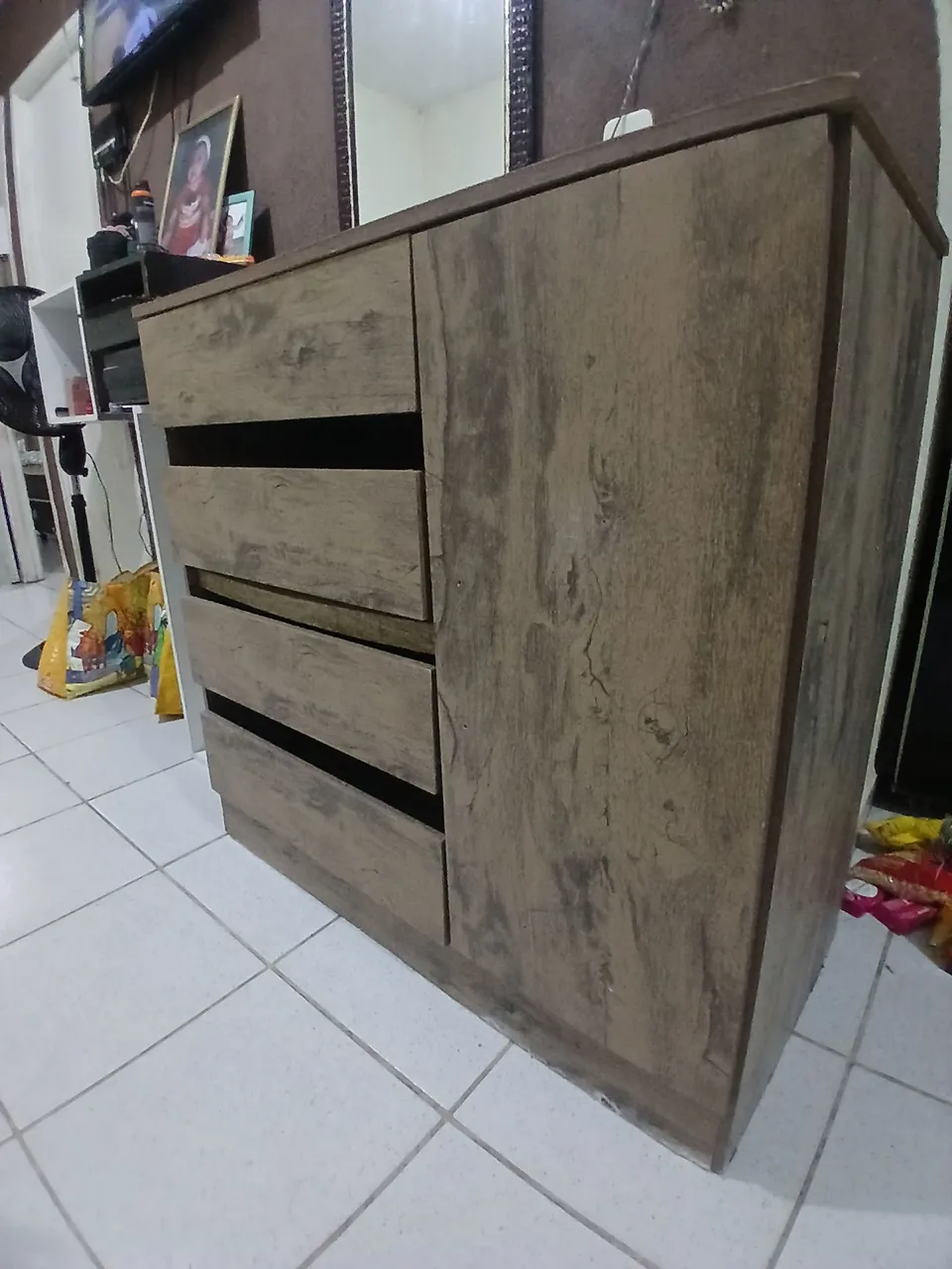Cômoda espaçosa entrego