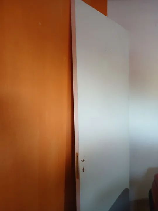 Porta branca de madeira usada