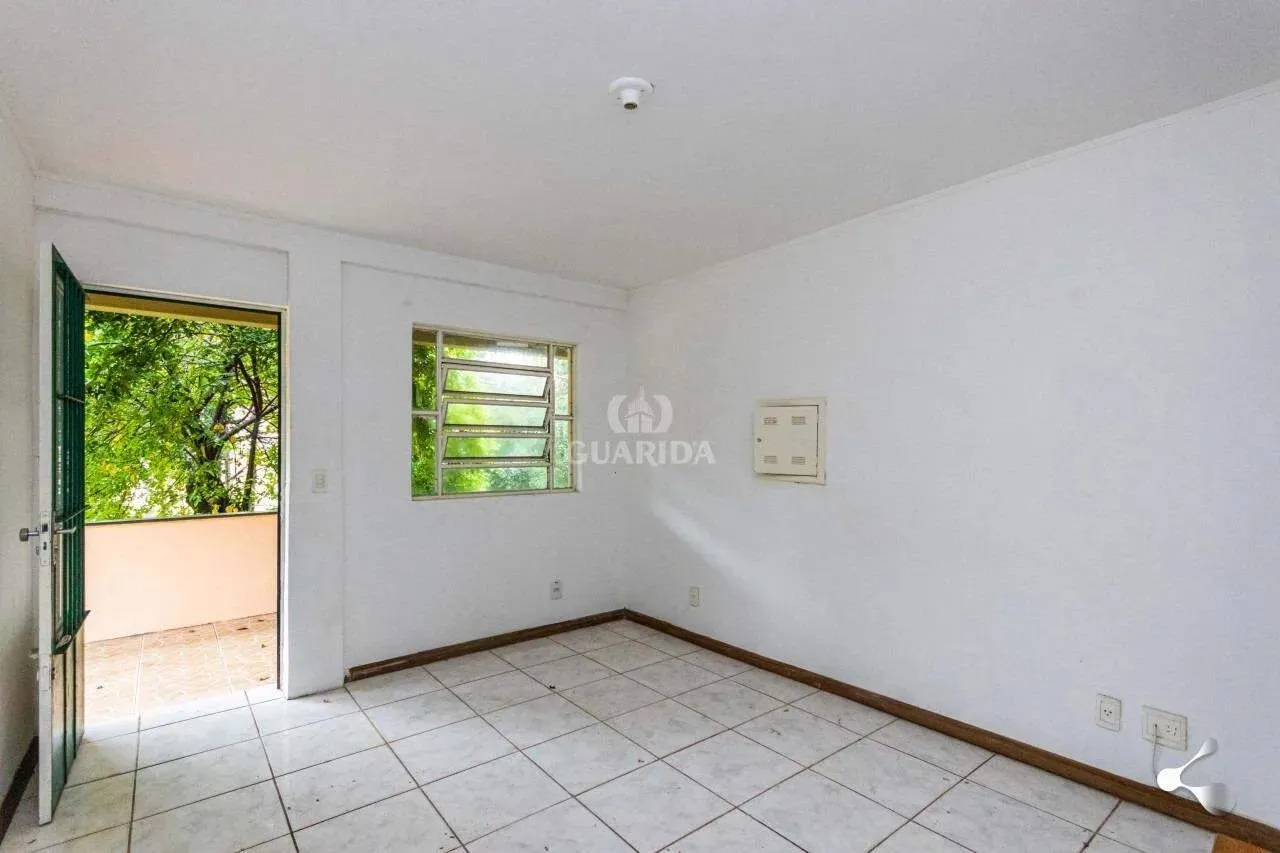 Casa Residencial/Sobrado com 200m² distribuídos, 04 Dormitórios e 2 vagas de garagem, no b