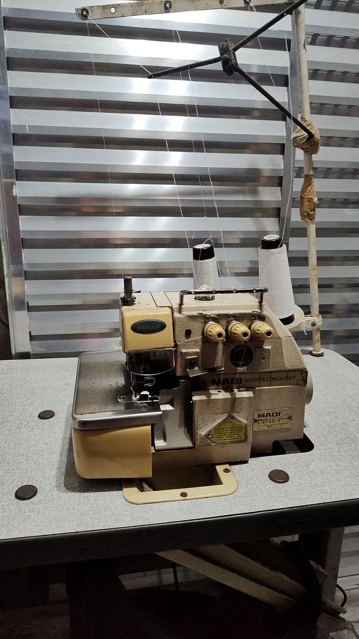 Máquina de costura industrial  overlock  - Foto 2