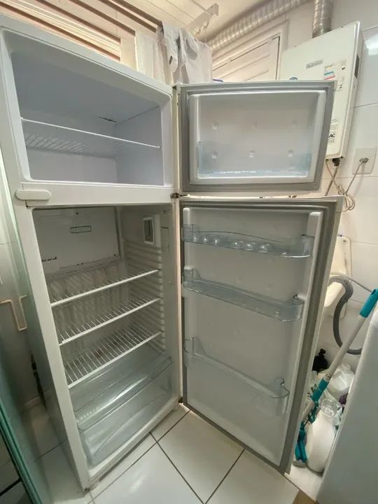 Geladeira Consul 2 portas 334 ltrs modelo CRD37 em ótimo estado! - Foto 2