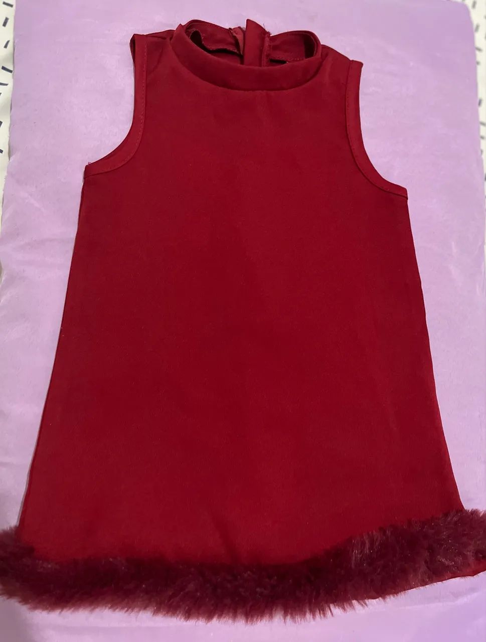 Vestido vermelho com barra de pelinhos 