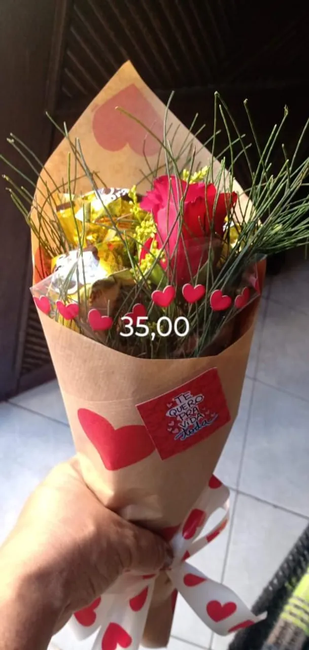 Cone 1 rosa e bombons 35,00  *)