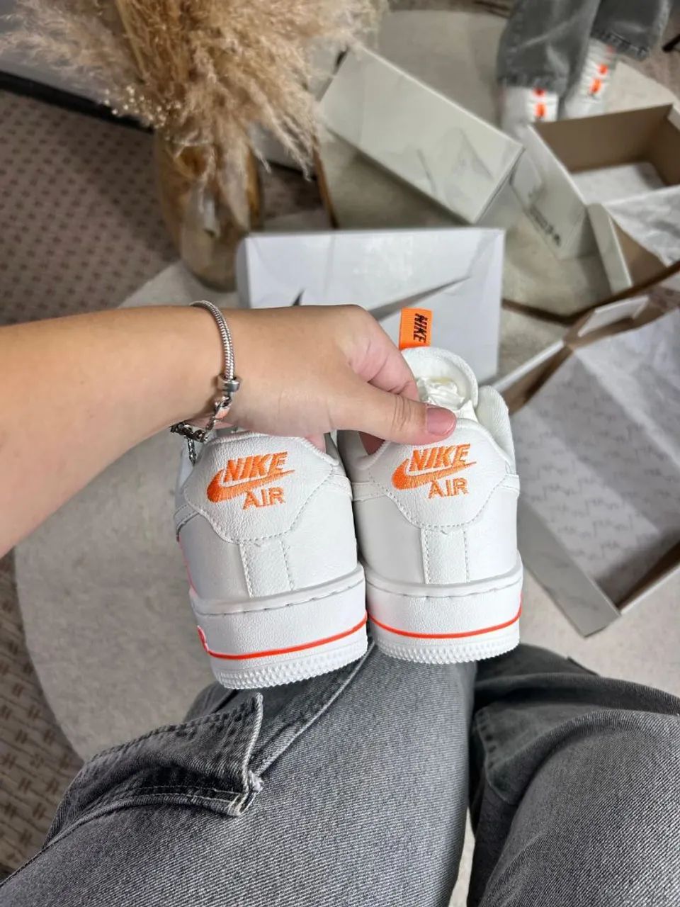 Nike Air Force 1 - Branco e Laranja - Foto 2