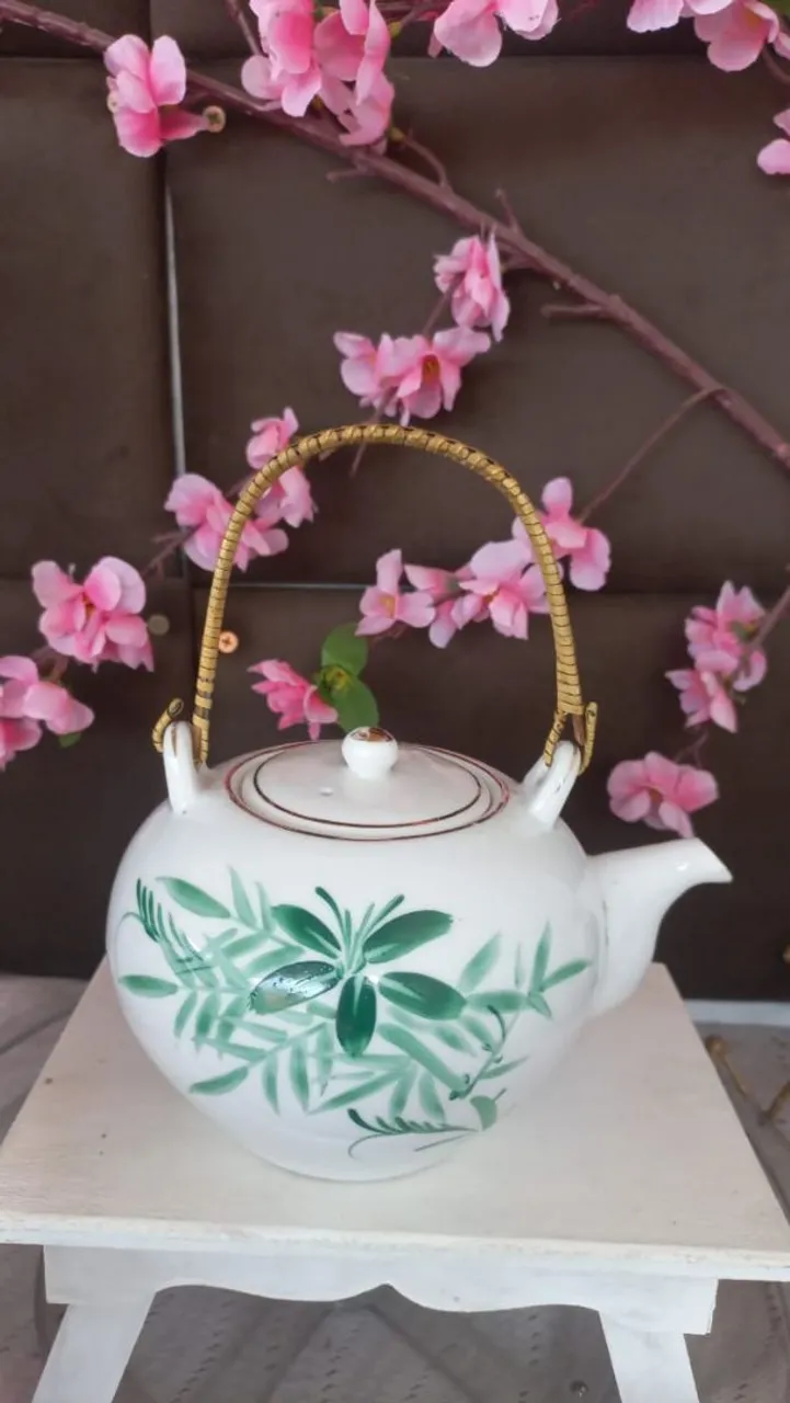 Bule de porcelana com pintura floral