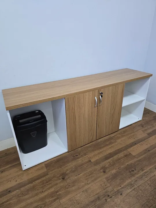 Balcão em MDF vazado e com armários e chave