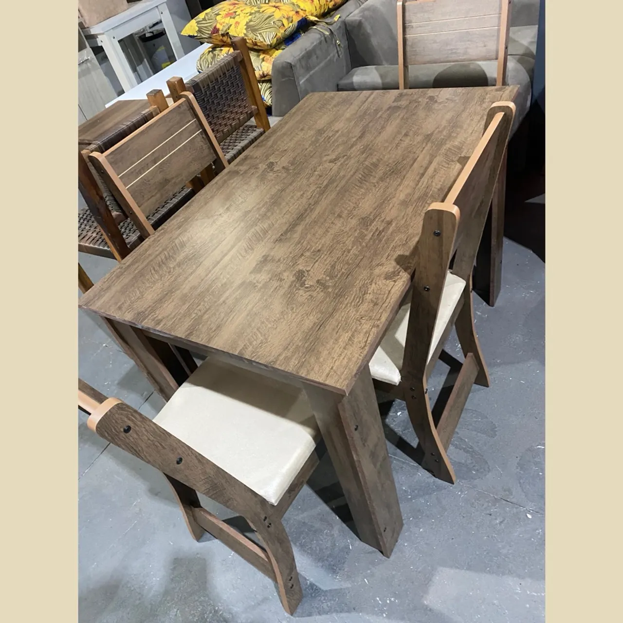 Mesa de jantar com 4 cadeiras - entrego hoje 