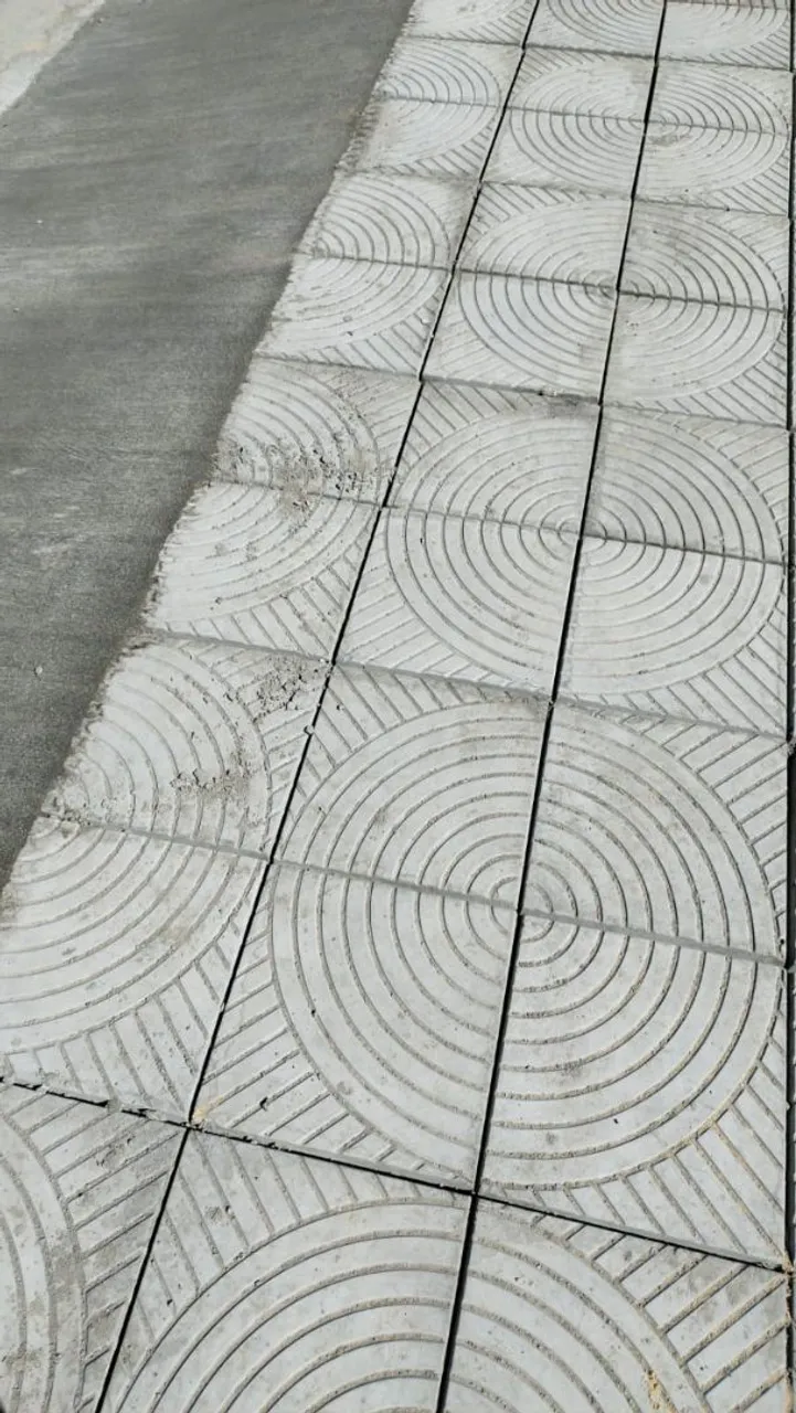 Piso de concreto com design circular