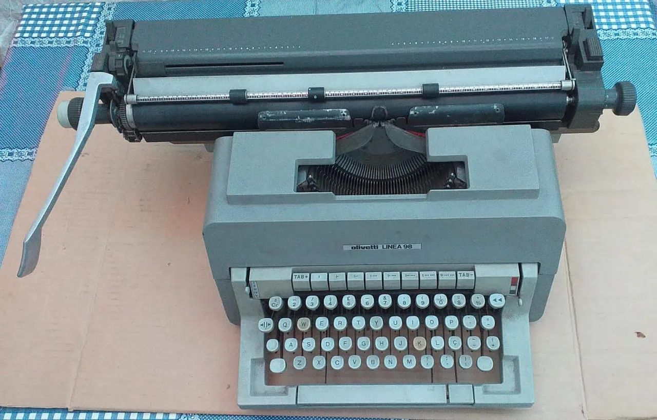 Máquina de escrever antiga marca Olivetti linea 98