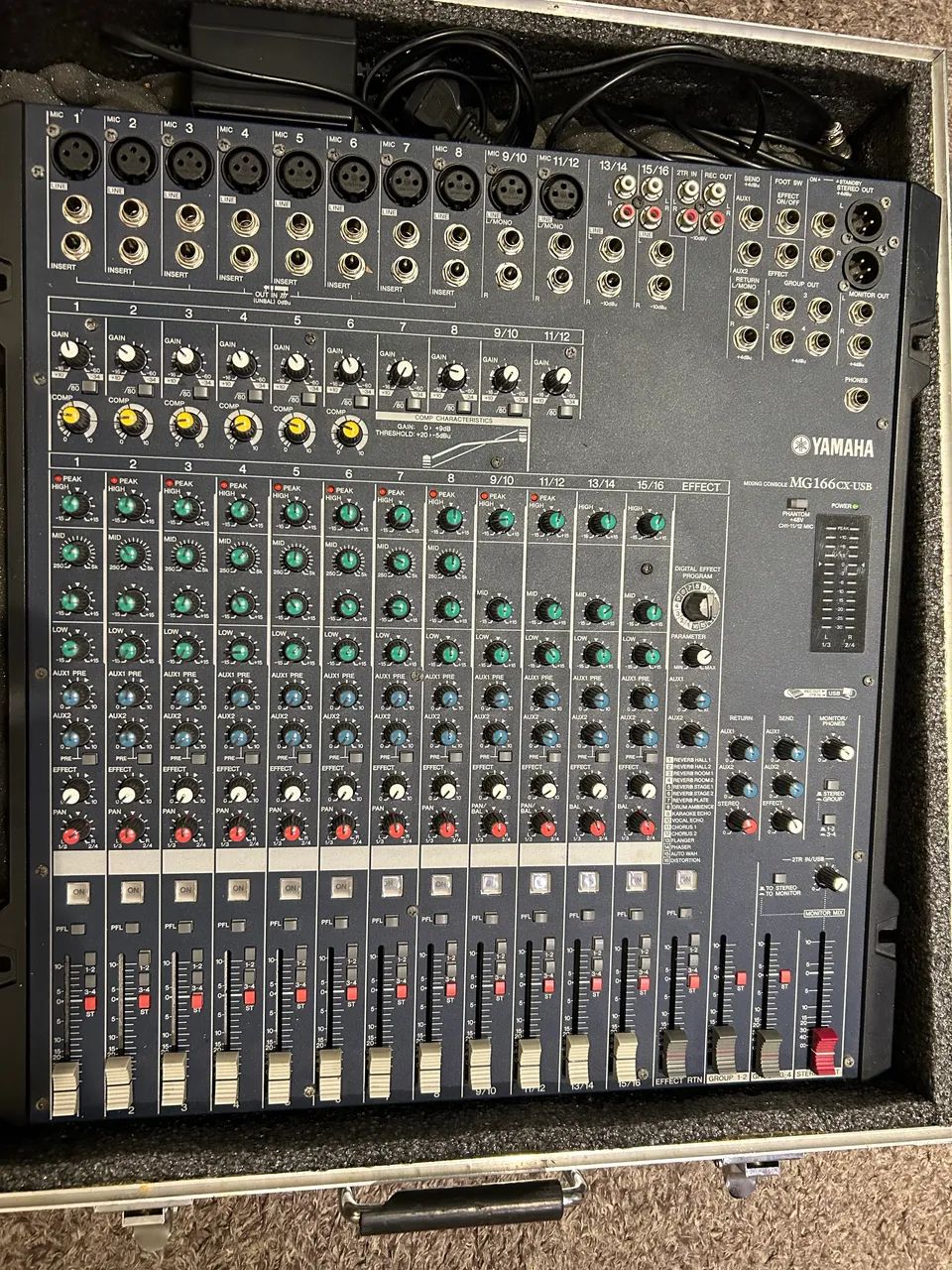 Mesa de som analógica Yamaha MG16 canais com case 