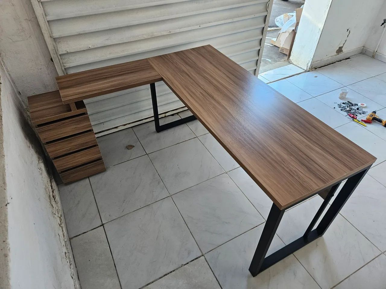 Mesa de Escritório em L com Gaveteiro Integrado - Foto 4