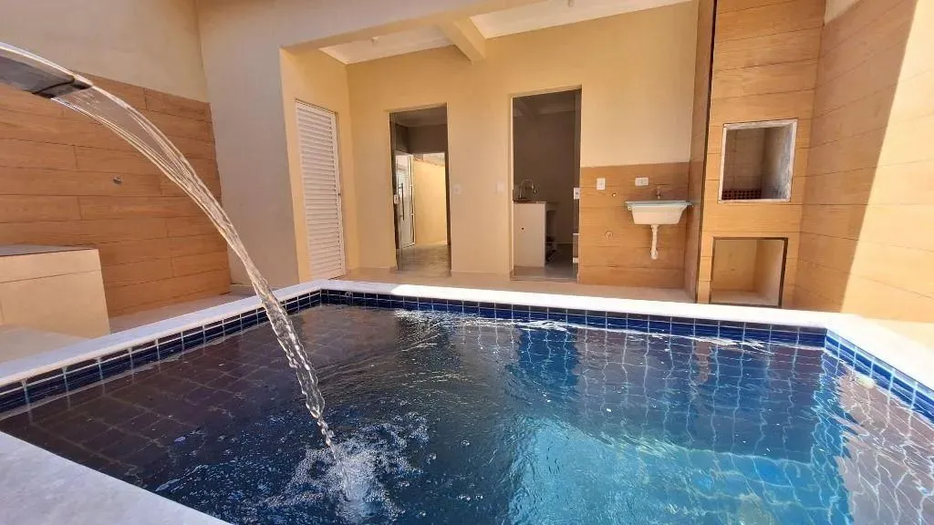Casa à venda com piscina, Jardim Aguapeu - Mongaguá - SP