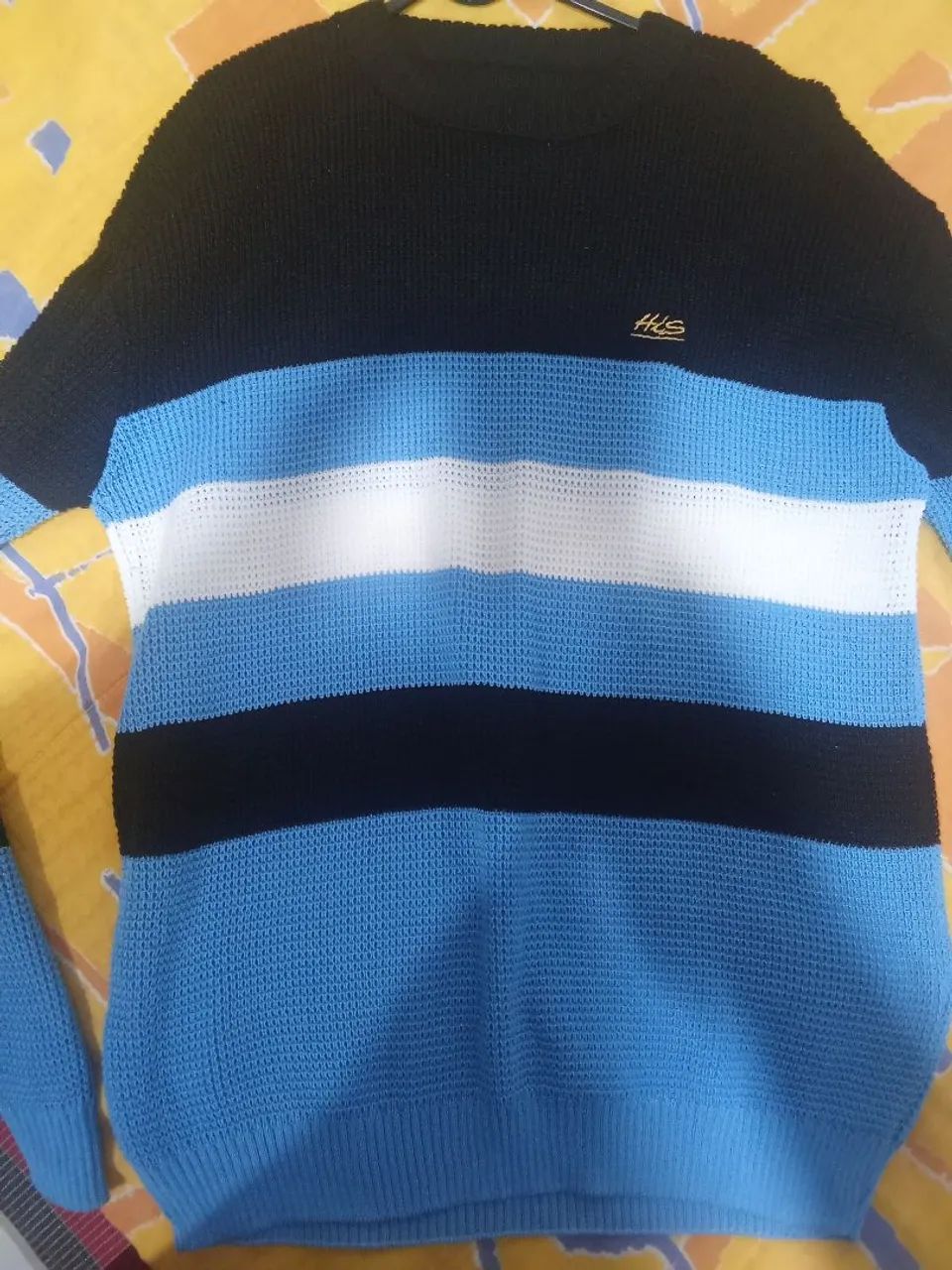 Suéter listrado azul, branco e preto