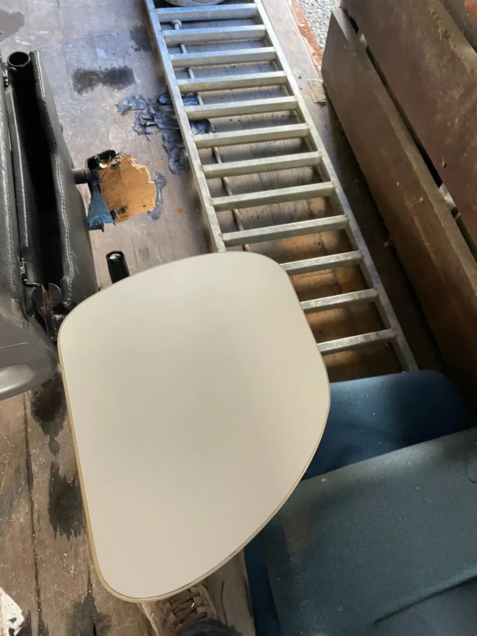 60 poltronas de auditório com prancheta para reformar  - Foto 4