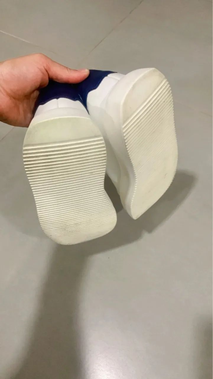 Tênis branco com detalhe azul - Foto 5