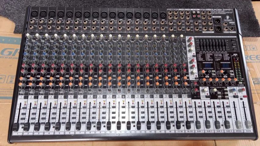 Mesa de Som 24 Canais Behringer