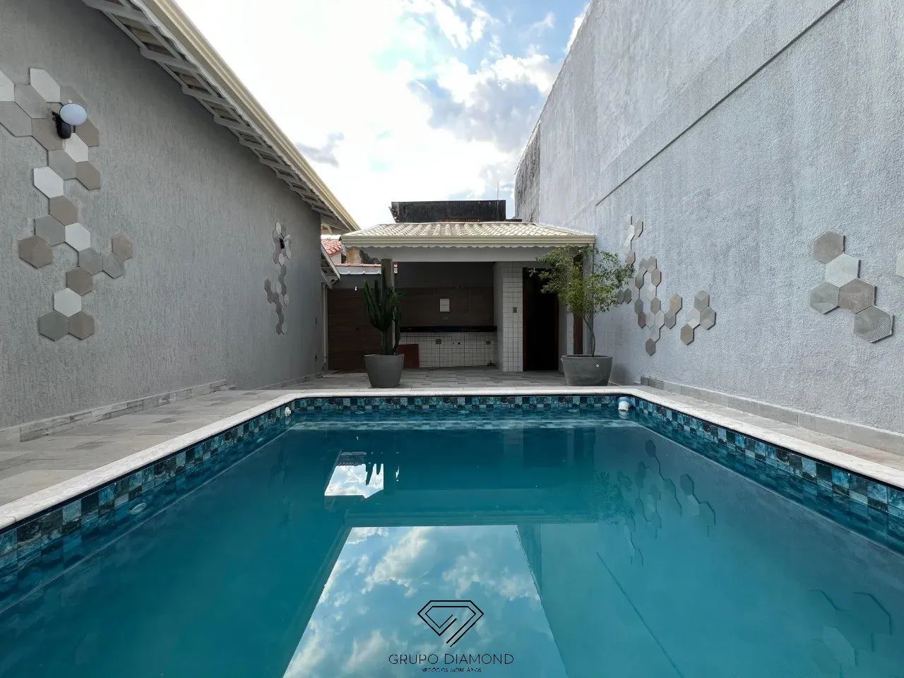 CASA COM PISCINA, 4 SUITES SENDO 1 MASTER PARA VENDA NA VILA CAIÇARA - Foto 2