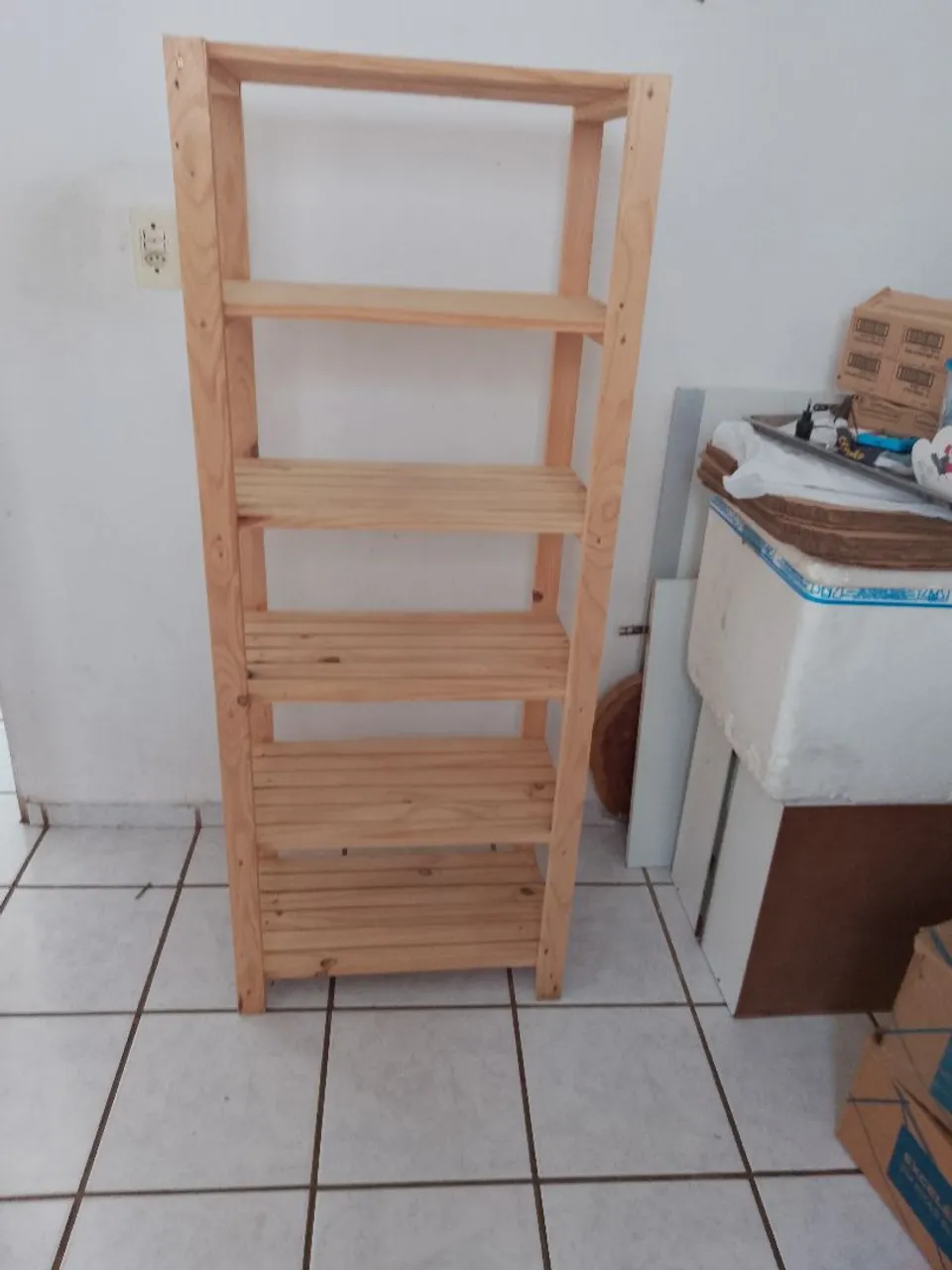 Prateleira de madeira para comércio