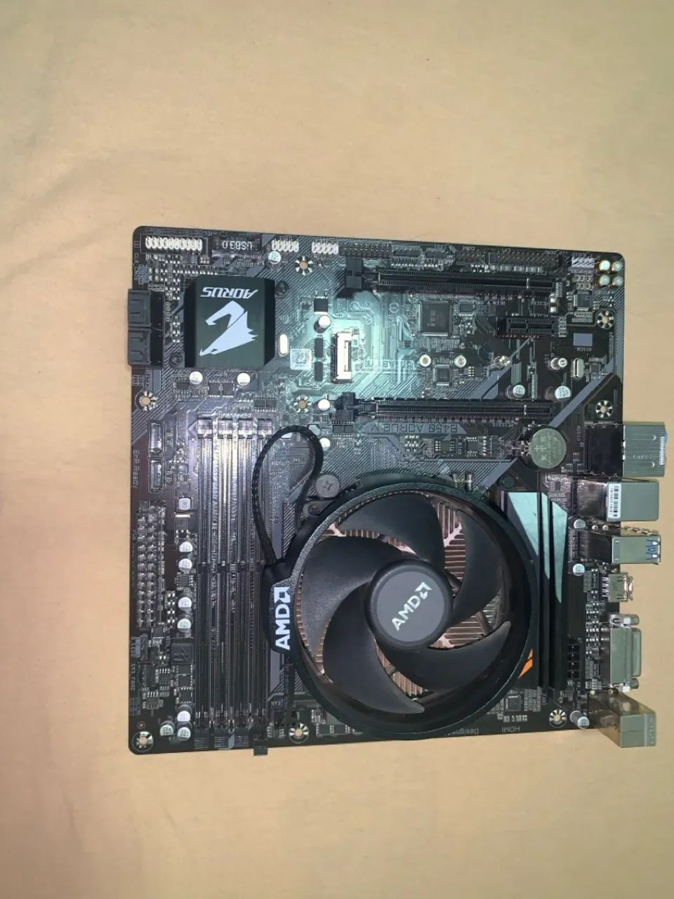 Placa-mãe Gigabyte Aorus B450M é processador ryzen5 faço separado  - Foto 2