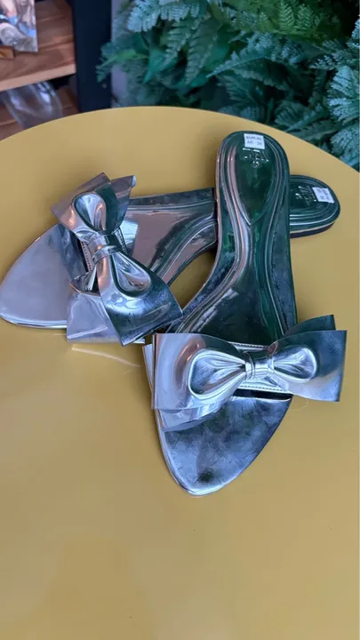 Rasteira Prata Zara - Moderna, Confortável e Estilosa!