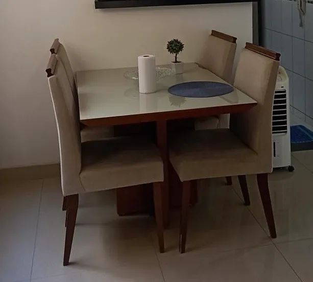 Mesa vidro laqueado e 4 cadeiras