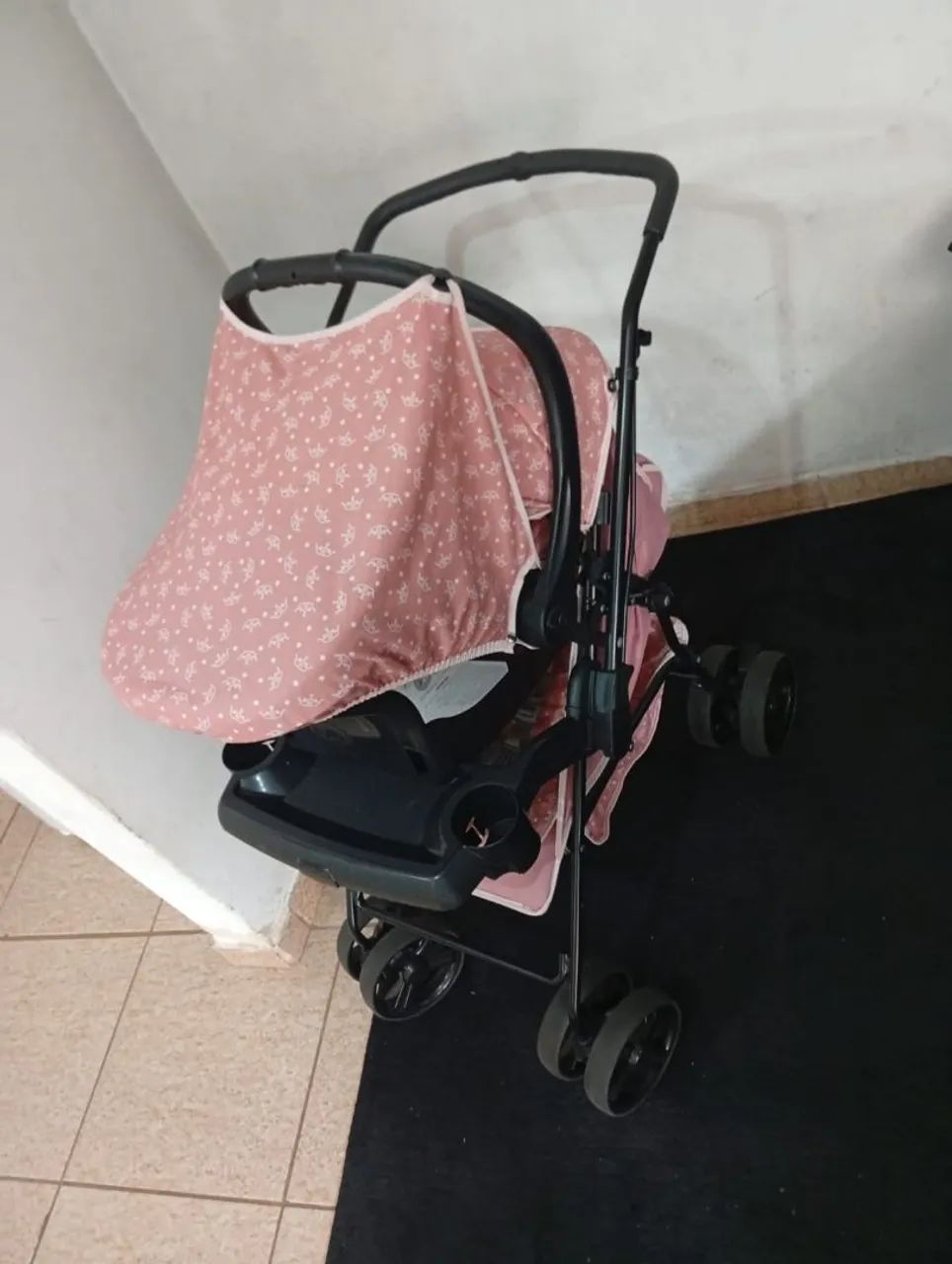 Carrinho de bebê com o bebê conforto  - Foto 5