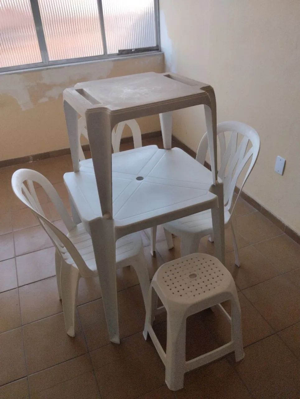 Mesas + cadeiras plásticas+ banqueta  - Foto 3
