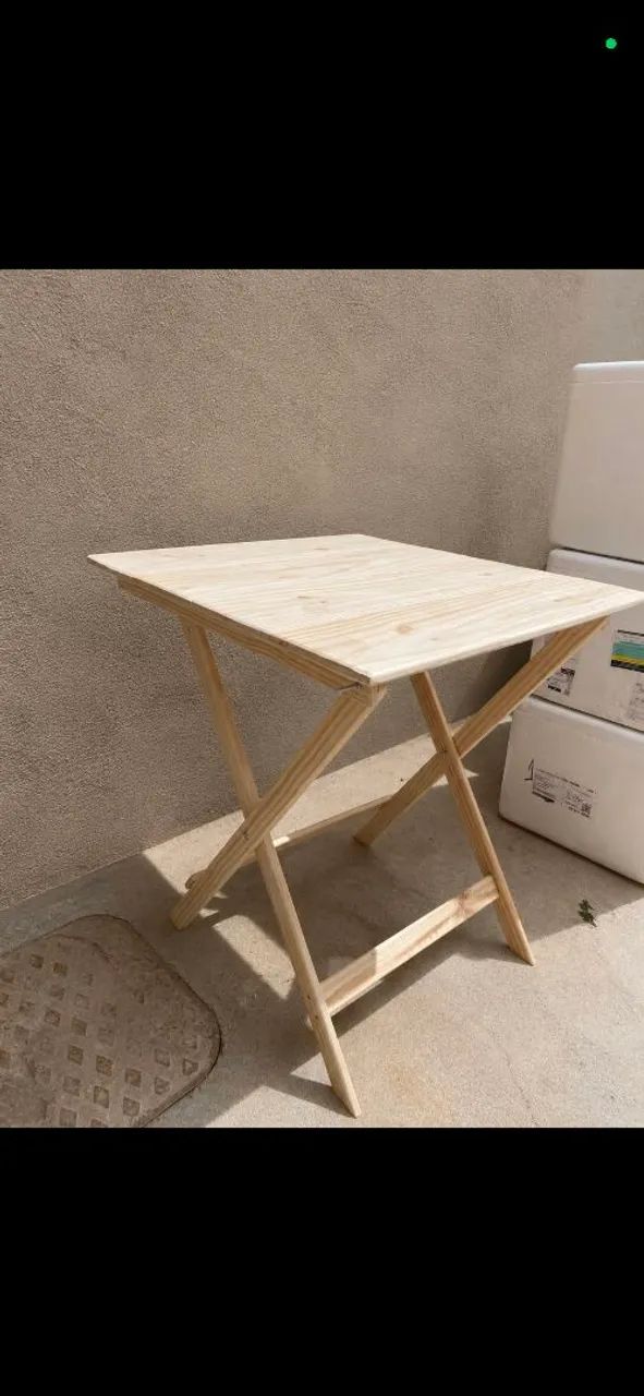 Mesa dobrável  de madeira.