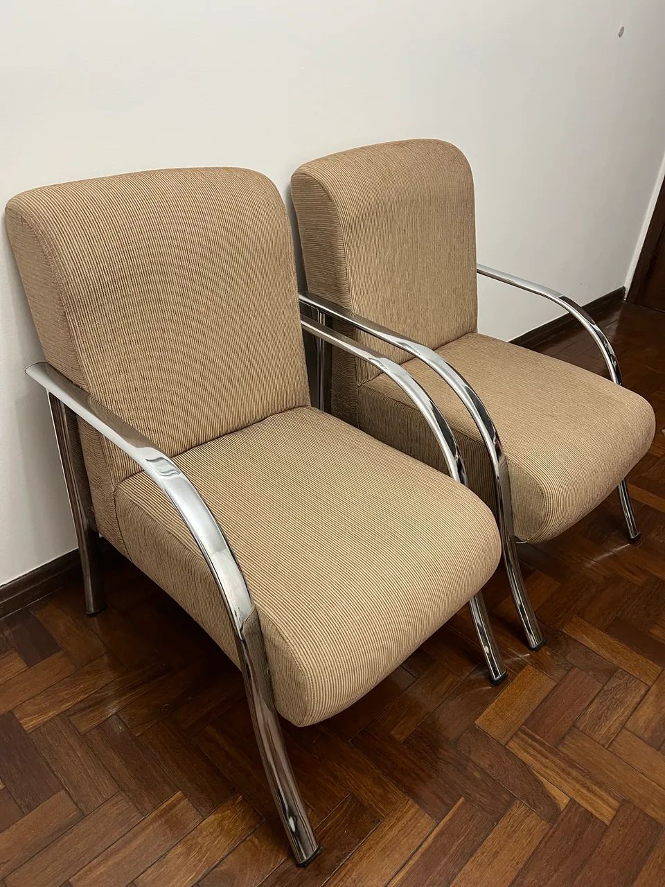 2 cadeiras com estofado