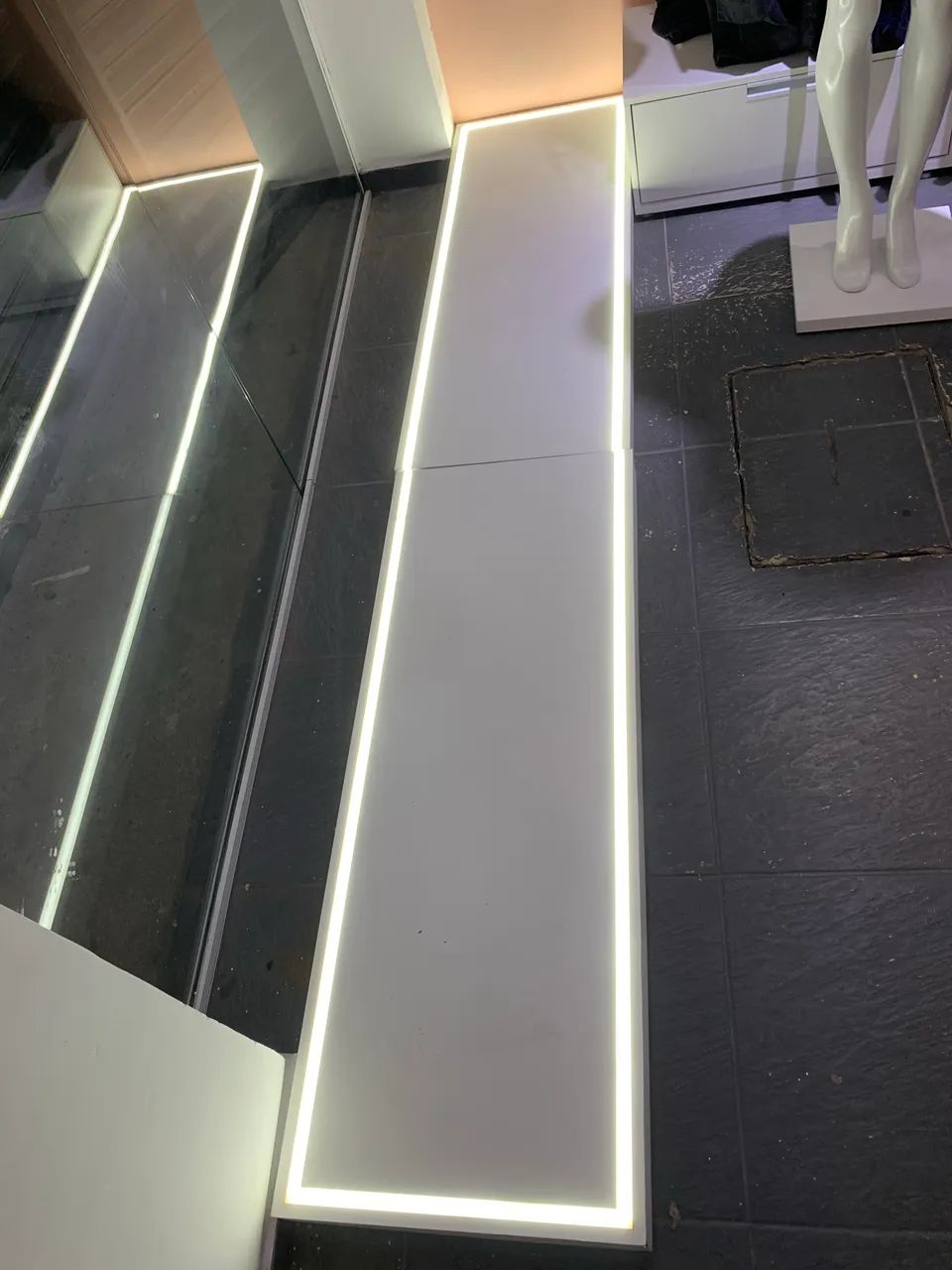 Prateleira de vitrine com led