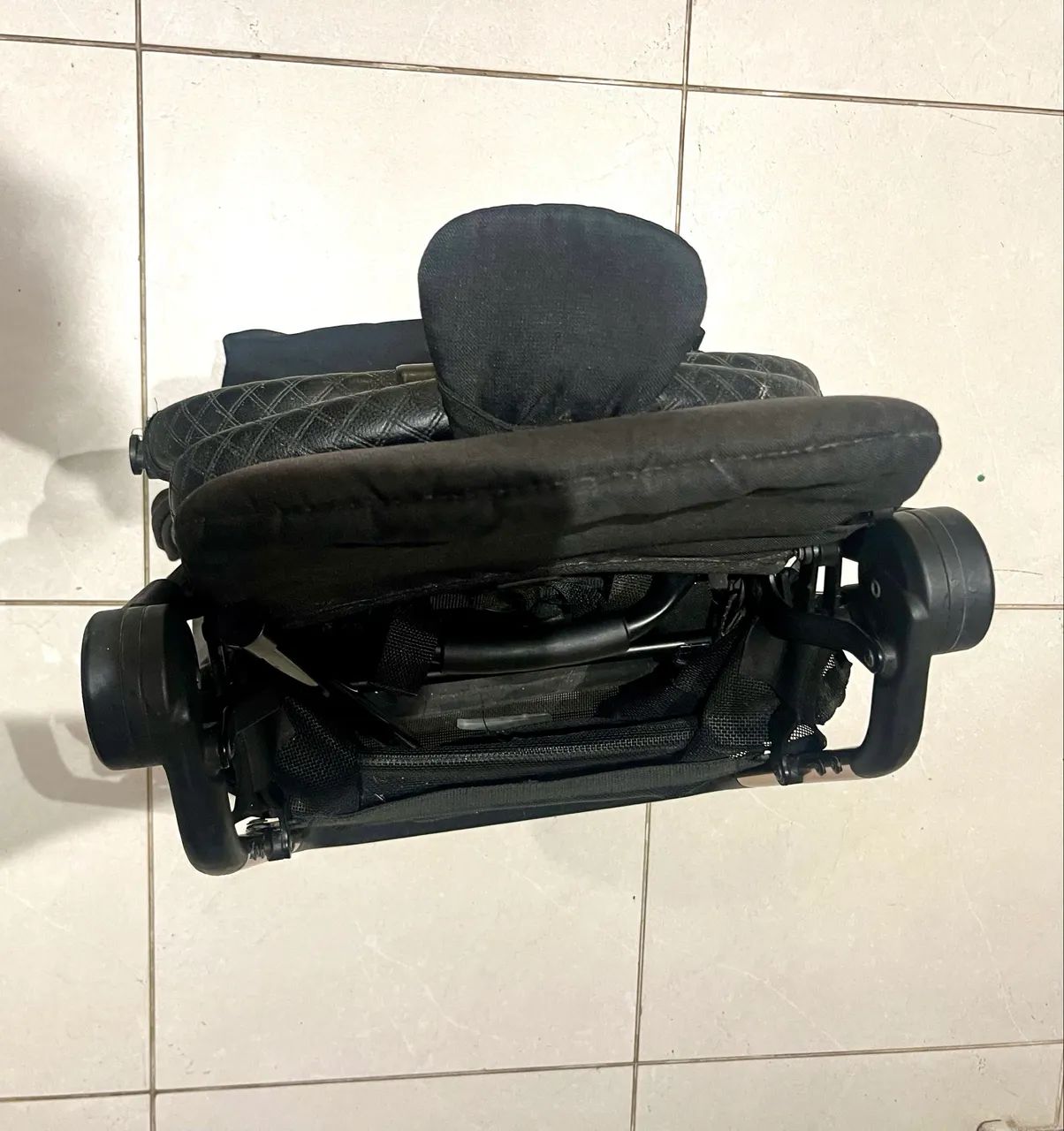 Carrinho de bebê importado e dobrável.  - Foto 2