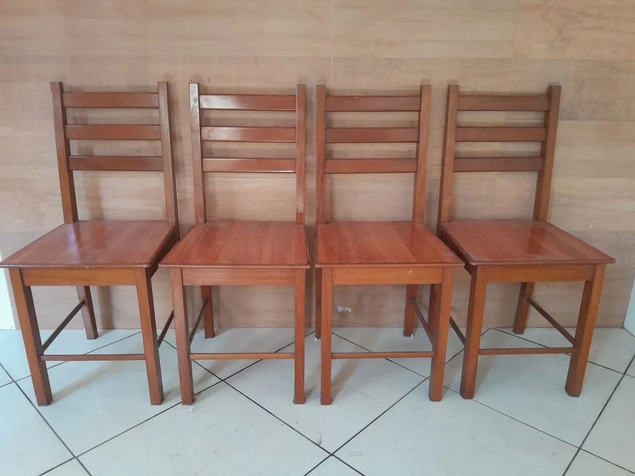 Vendo 4 cadeiras de madeiras rústicas 