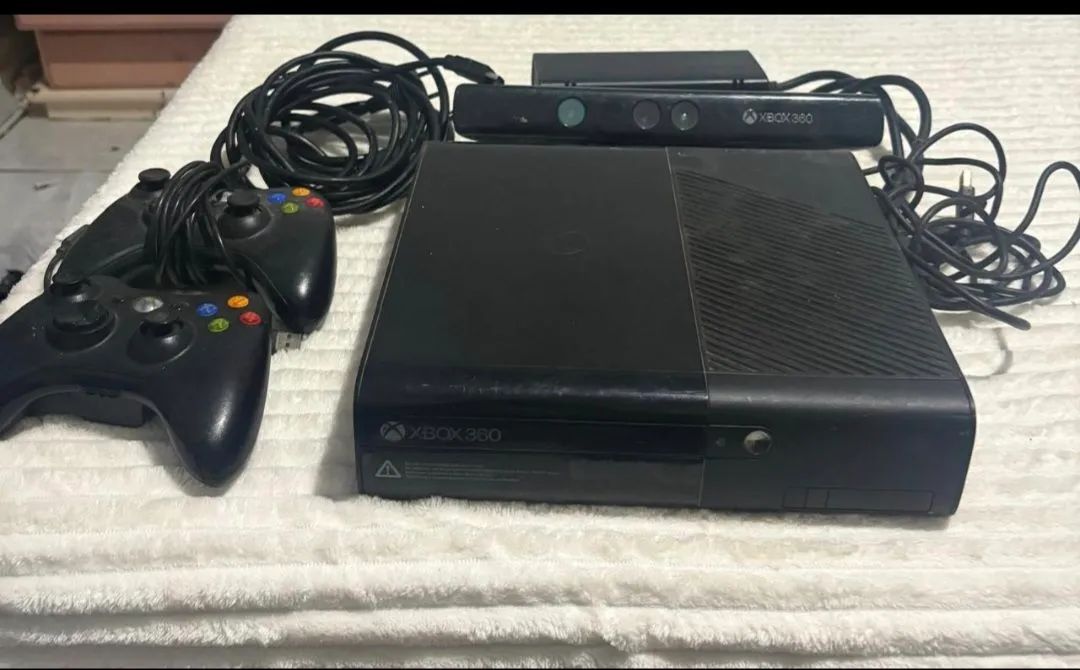Xbox 360 E + kinect + 2 controles  - Foto 2