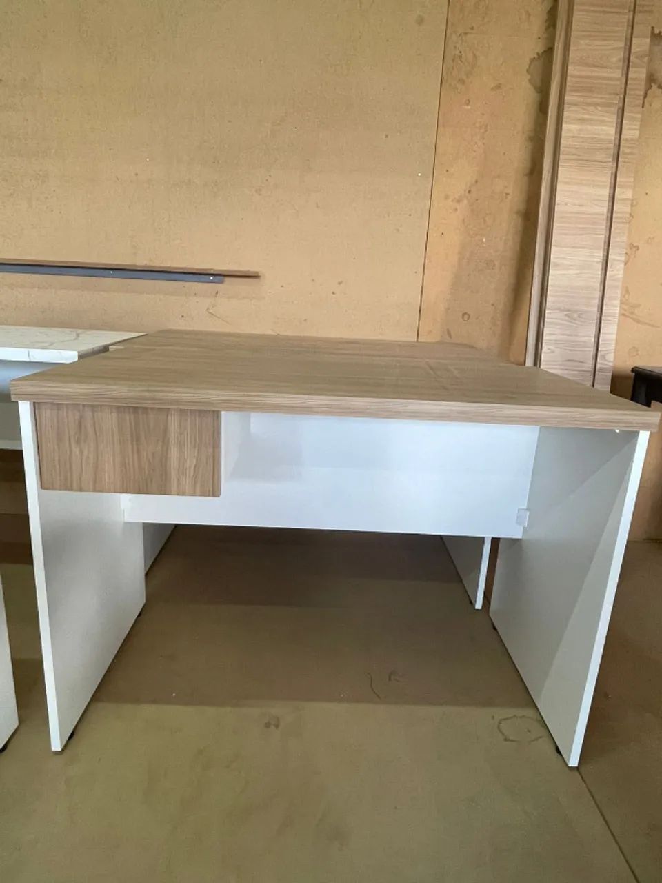 Mesa de escritório com gaveta em MDF Branco com amadeirado- Parcelo cartão