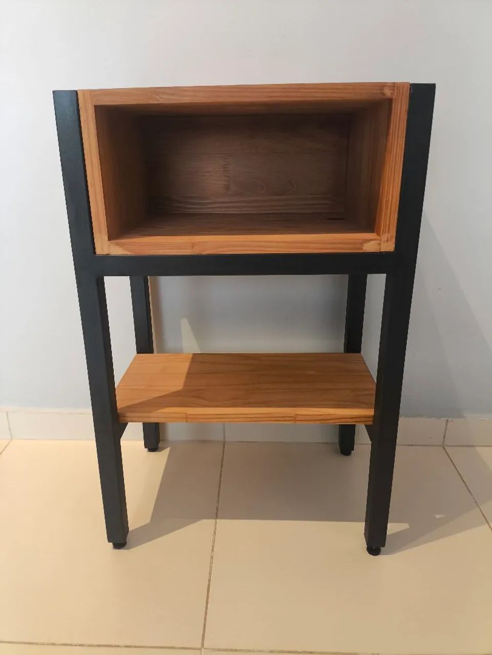 Mesa de Cabeceira Industrial com Nicho e Prateleira - 72 cm - Foto 5