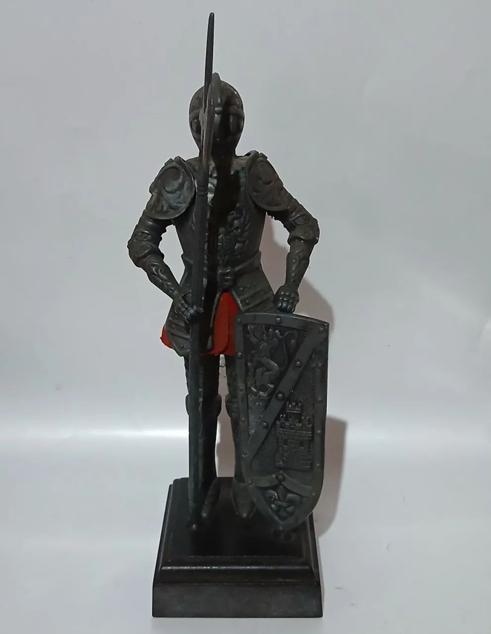 Cavaleiro medieval 28 cm - Contém avarias