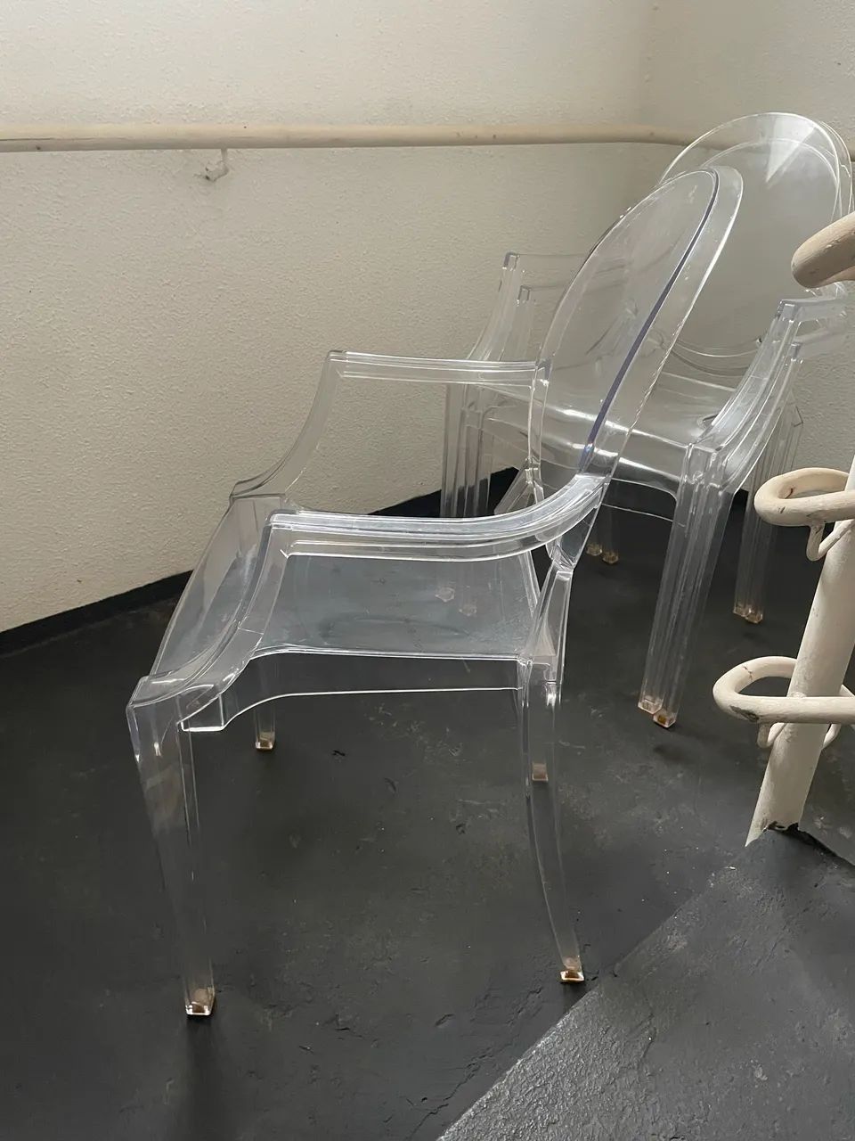 Vendo 4 Cadeiras transparentes - Foto 3