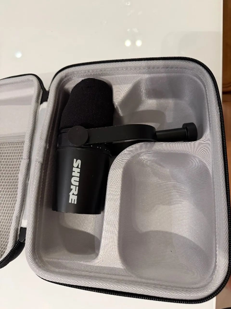 Microfone Shure - MV7 + CASE -  USB e DMX (Para podcast e criação de vídeos) 