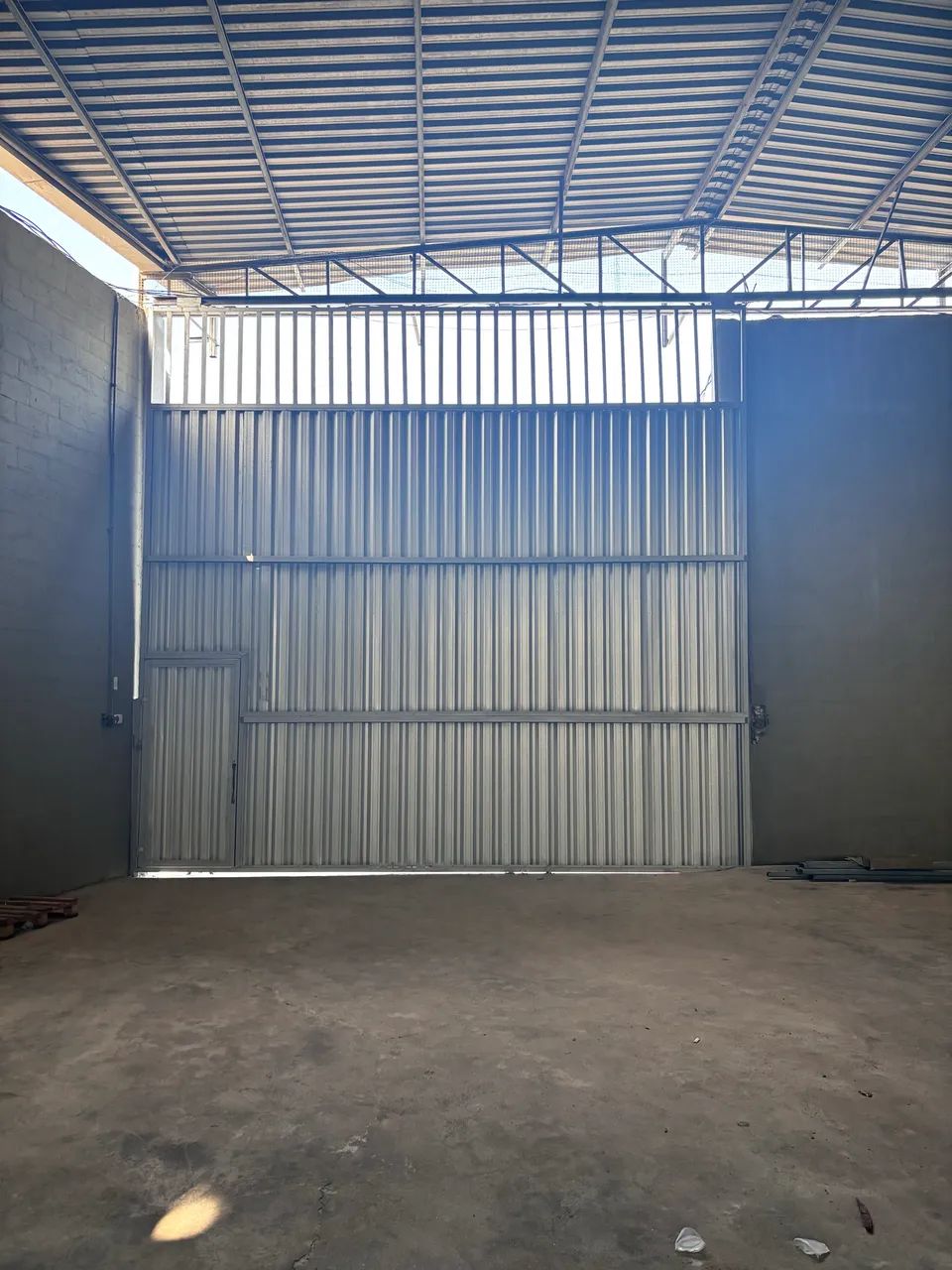 Alugo galpão de 650 metros com doca  - Foto 3
