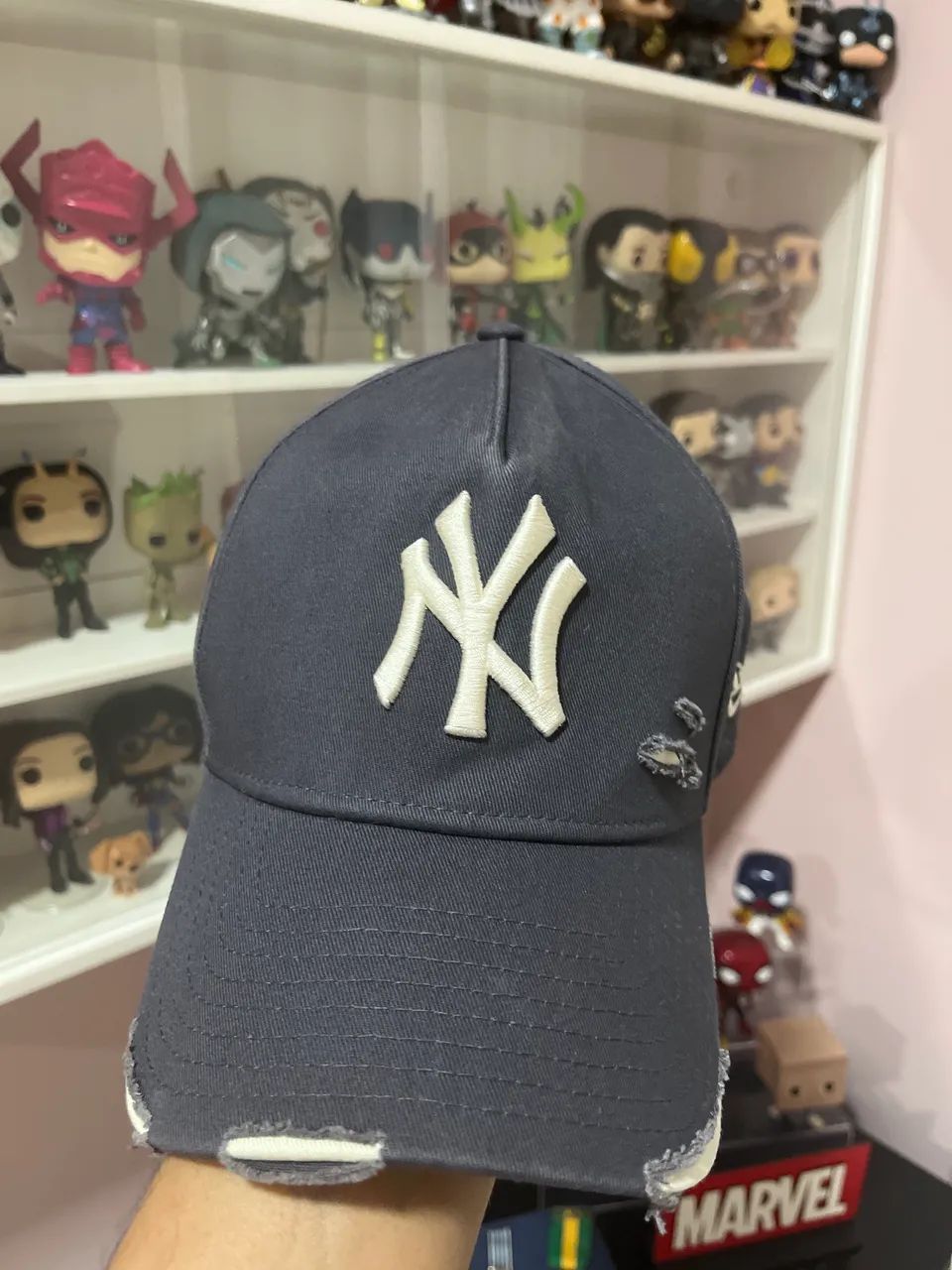 Boné New Era destroyer cinza escuro com branco  - Foto 3