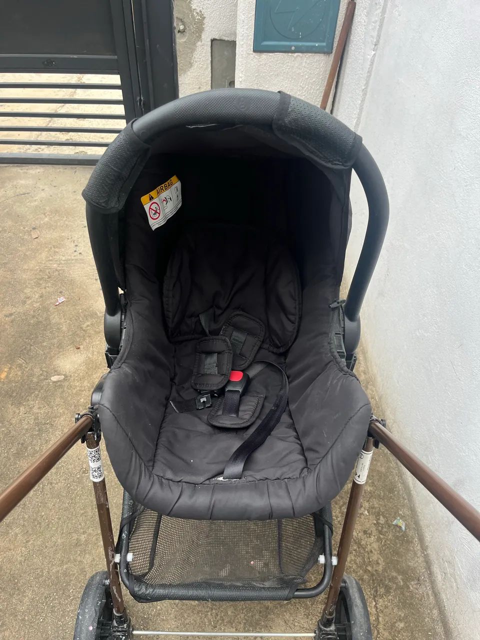 Carrinho com bebê conforto 