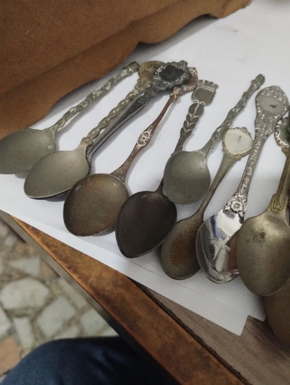 LOTE COM 12 COLHERES DE COLEÇÃO ANTIGAS E VARIADAS - Foto 2