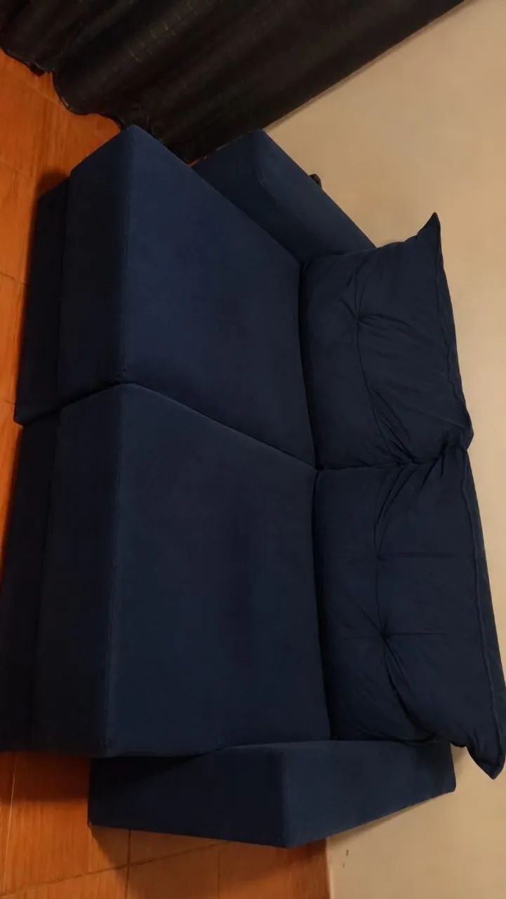 Sofá confortável retrátil azul marinho.