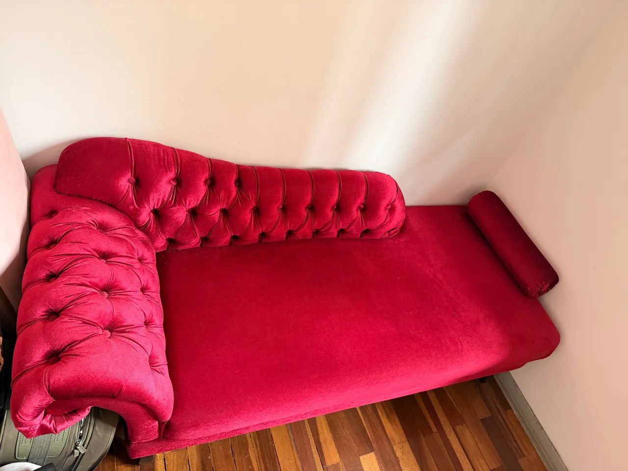 Chaise Longue / Divã Clássico em Veludo Vermelho Capitonê - Foto 5