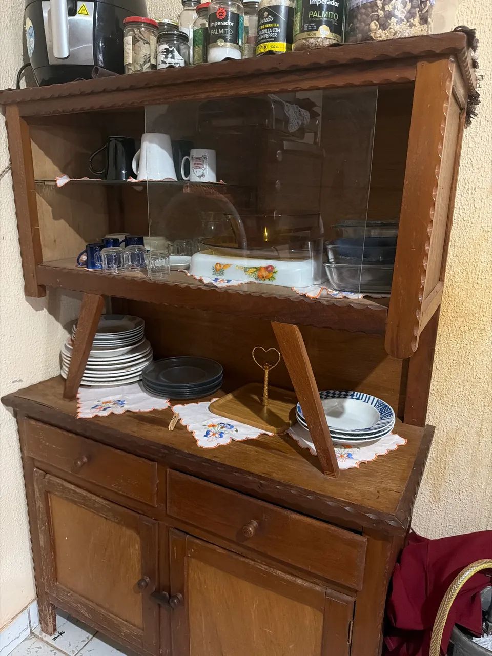 Vende-se armário antigo de madeira em ótimo estado valor a combinar - Foto 2