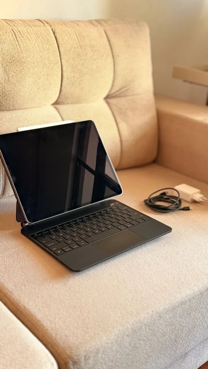 iPad Pro 12,9 chip M2 (6ª geração) teclado com trackpad + caneta